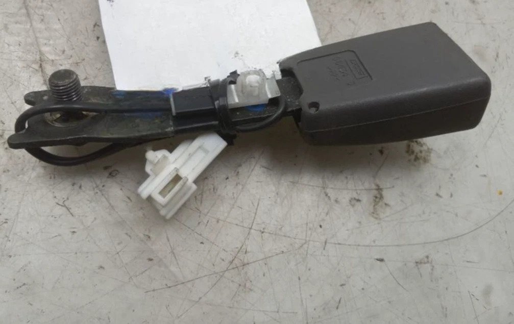2001-2004 Toyota Sequoia Front RH Passenger Seat Belt Buckle Assembly Black Oem