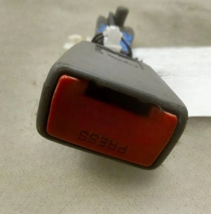 2001-2004 Toyota Sequoia Front RH Passenger Seat Belt Buckle Assembly Black Oem - Image 2